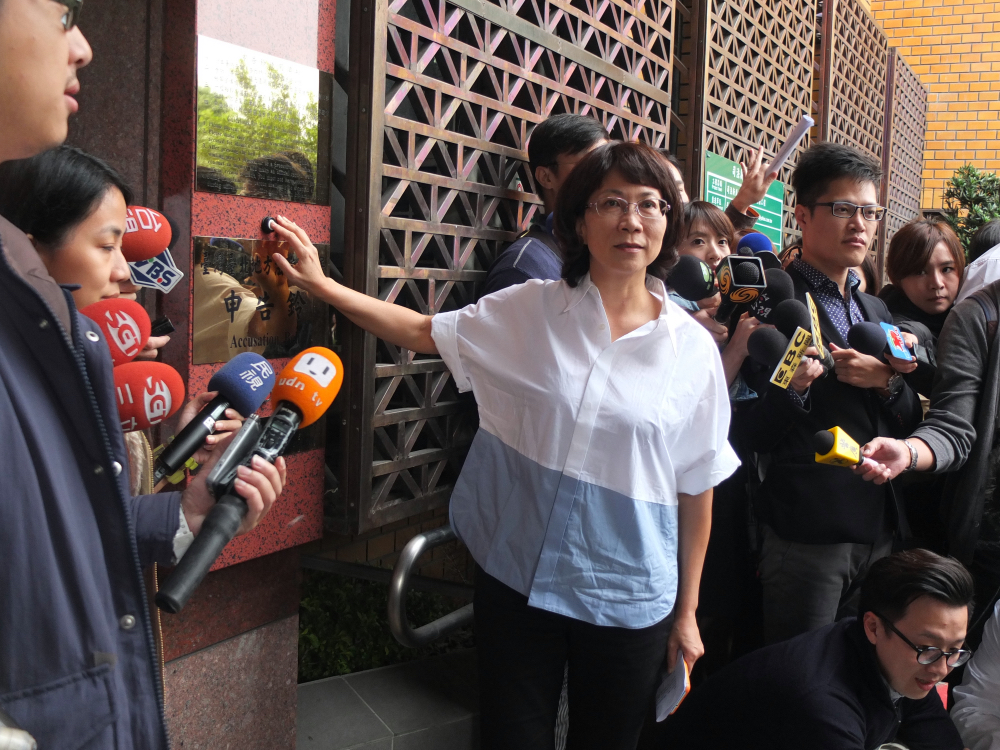 國民黨副總統候選人王如玄2日下午赴北檢控告綠委段宜康，她駁斥段宜康指稱她買賣19戶軍宅一事為假。圖：翁嫆琄/攝