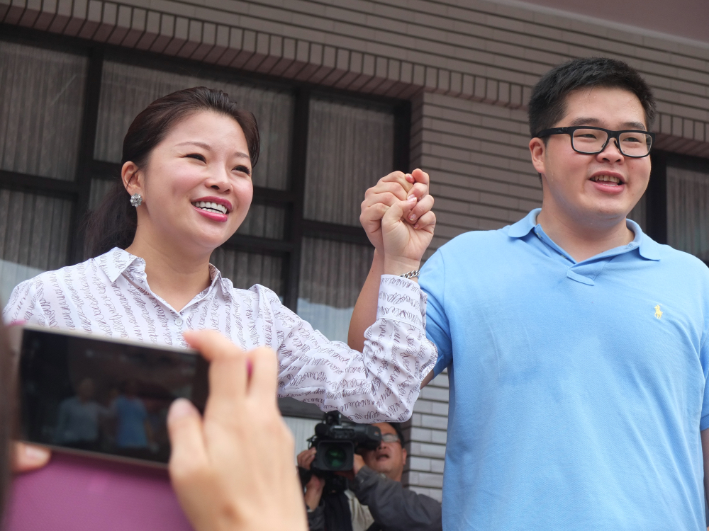 張鎔麒20日在姐姐張嘉郡的陪同下，出面向媒體說明參選立委的決心，但可能是太緊張而汗如雨下。圖：翁嫆琄/攝