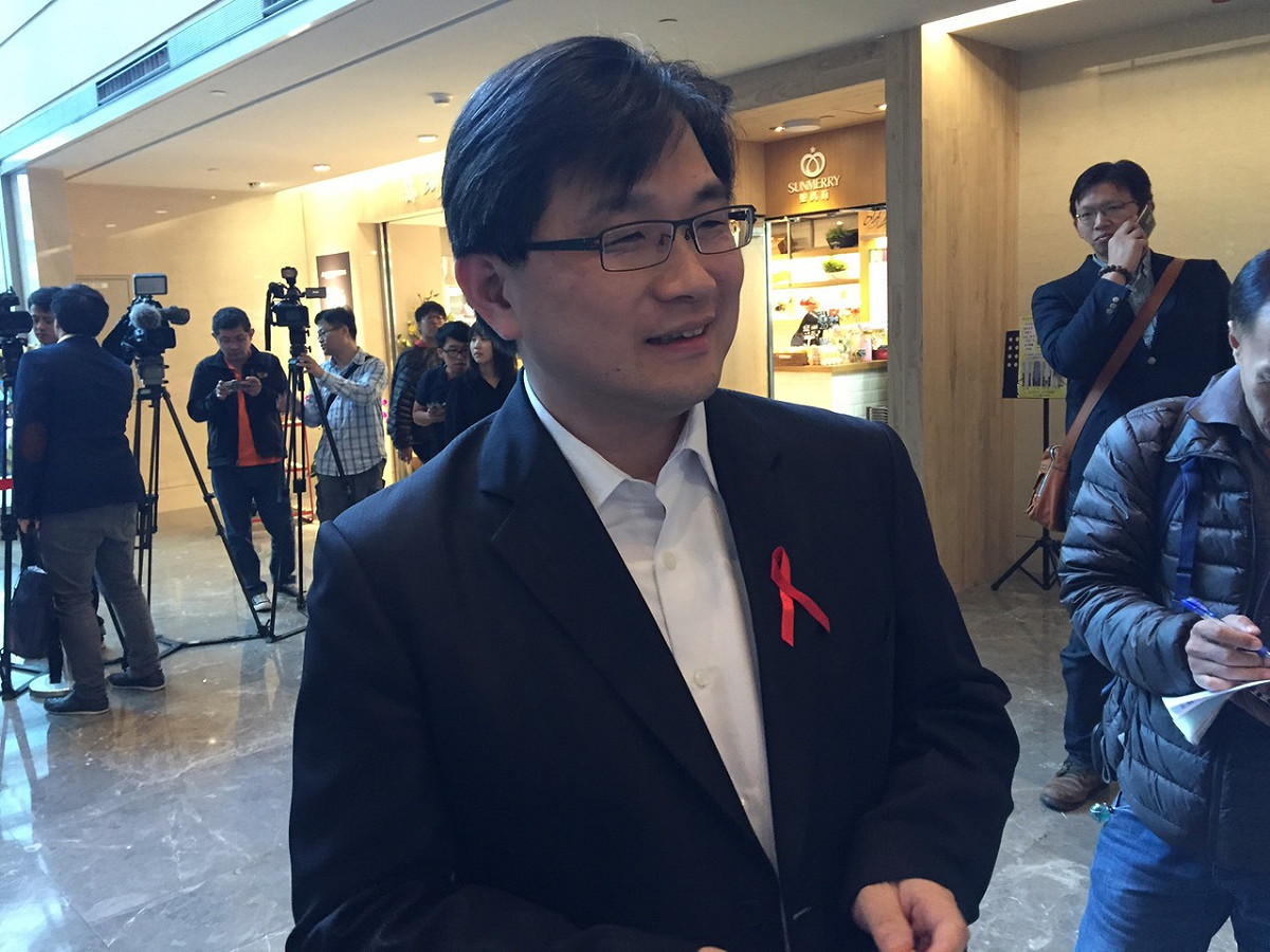 國民黨總統候選人朱立倫日前在臉書發布一段影片，畫面靜止1分多鐘，只有朱立倫的額頭上不時出現發光特效，引發關注。黨內主管青年事務的國發院院長吳肇銘1日下午受訪解密。圖：劉奕霆/攝