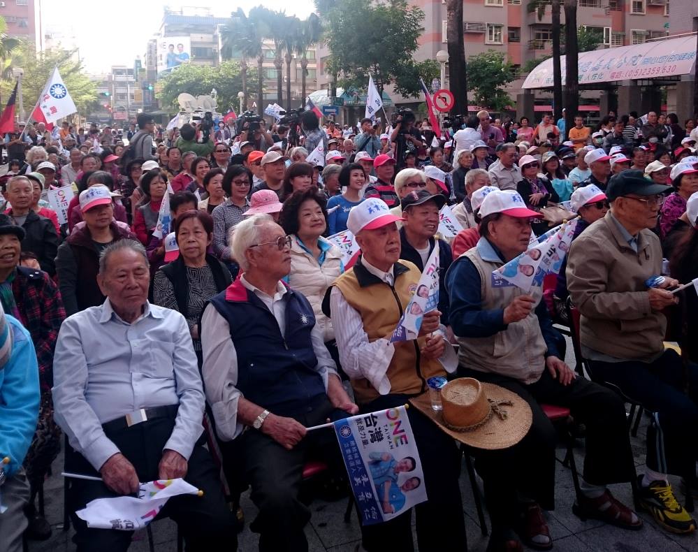 朱立倫訪視眷村，但榮民、榮眷們的態度不是很熱情，甚至鮮少大喊「凍蒜」。圖：翁嫆琄/攝