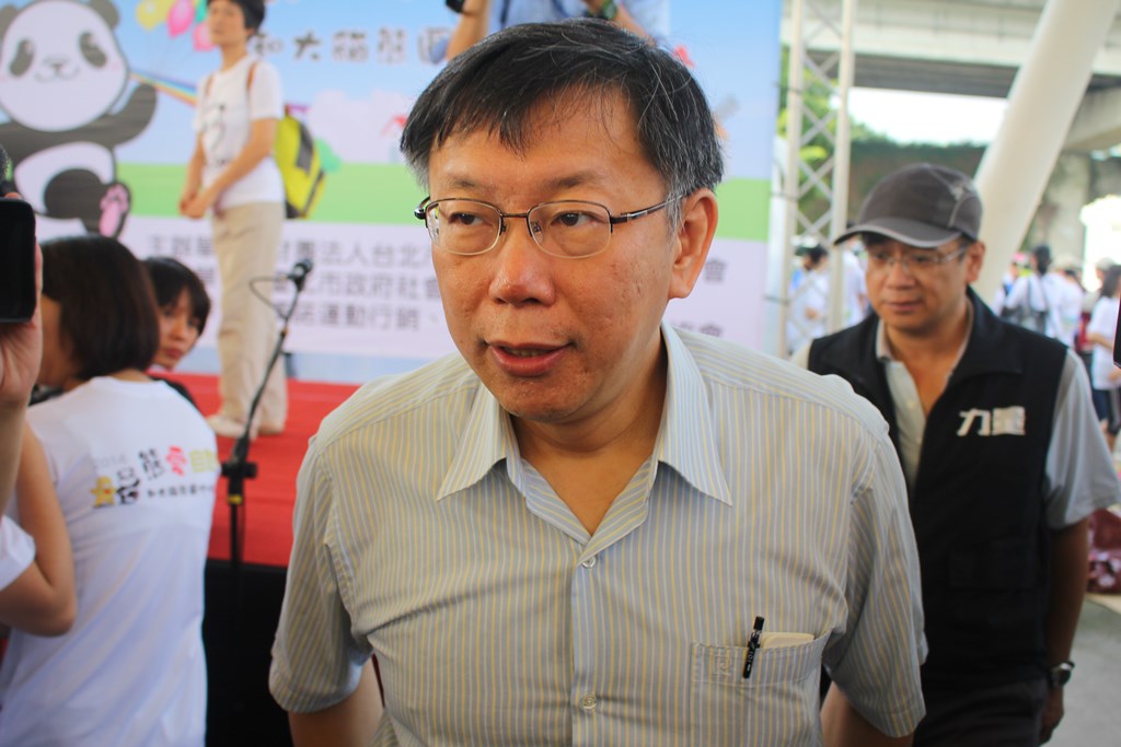 柯文哲和連勝文在今(21)日路跑活動結束後，原本還要一同出席「台灣愛心飛揚園遊會」活動，但柯文哲受訪時表示接到邀請人來電，指受到長官壓力，因此希望柯取消出席。圖：劉奕霆/攝