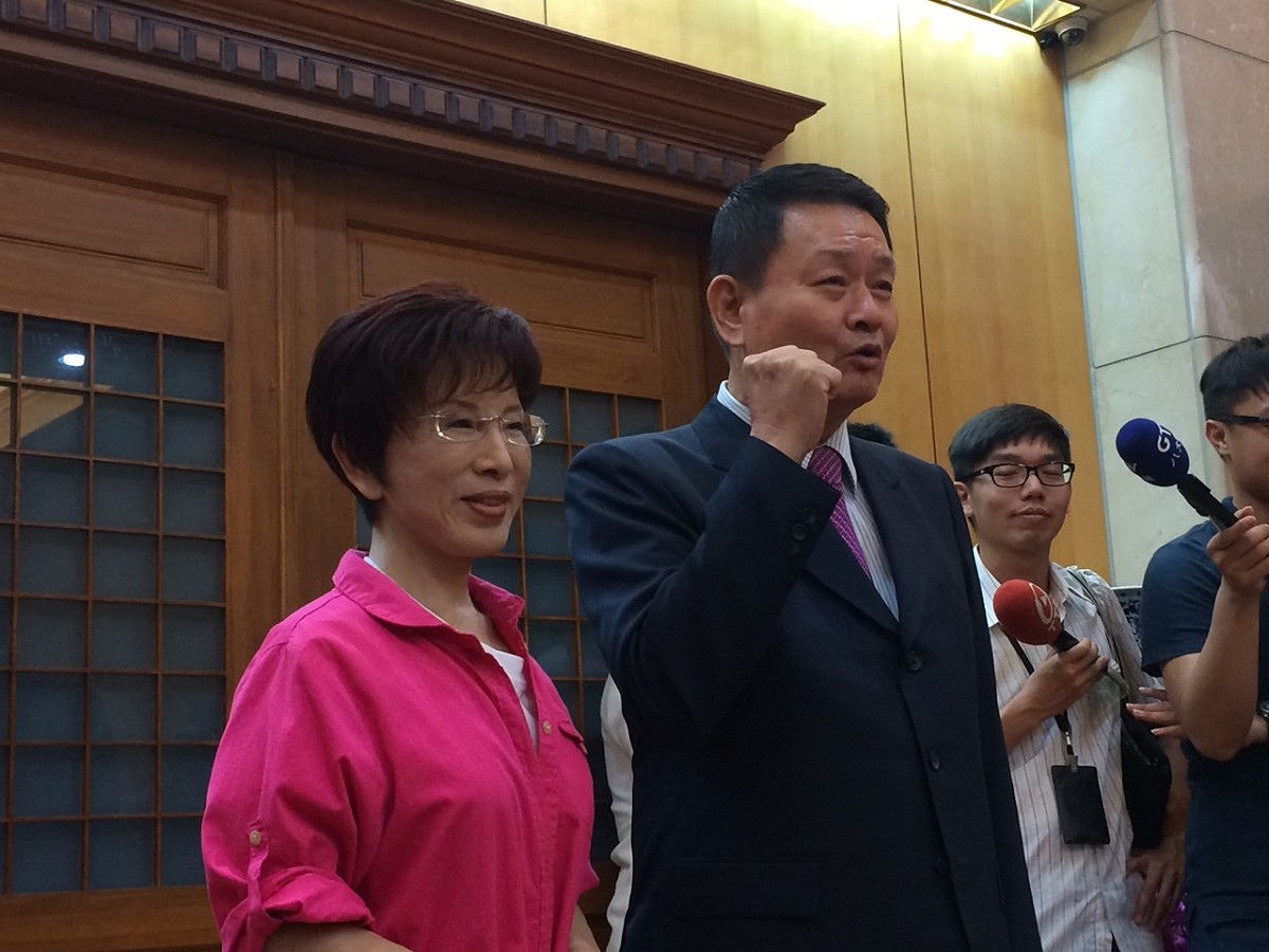 國民黨立委蔡錦隆22日與立法院副院長洪秀柱合拍競選宣傳照，他強調洪會為國民黨注入強心劑，讓國民黨逆轉勝，更大呼「洪秀柱，凍蒜！」圖：符芳碩/攝