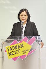 民進黨主席蔡英文（圖）21日2度回應總統馬英九提出的和平協議議題表示，她邀馬總統1週內啟動2黨協商，並修法將「兩岸政治協商必須公投」納入公民投票法。圖片來源：中央社