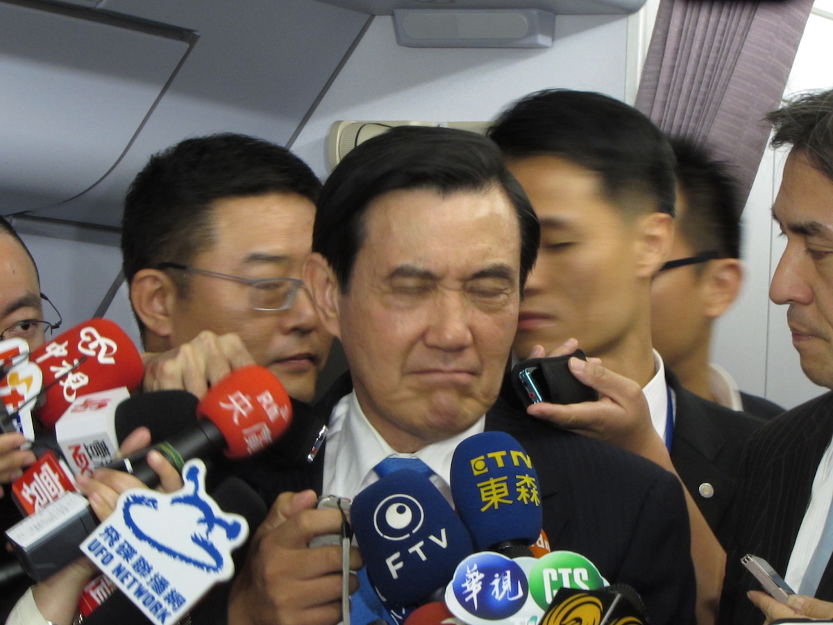 總統馬英九與中國國家主席習近平7日會面，一同共進晚餐後馬英九便搭機自星國返台。針對晚餐過程，馬在飛機上向媒體侃侃而談。圖：邱珮文/攝