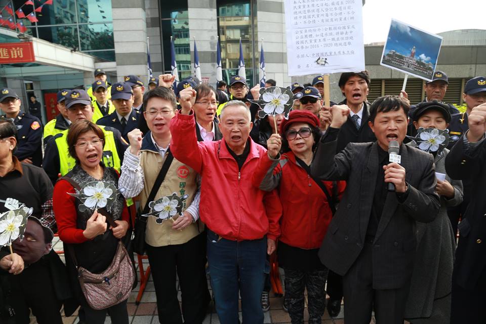 民團成員手拿數朵「龜苓花」，高喊口號。圖3之3：林雨佑/攝