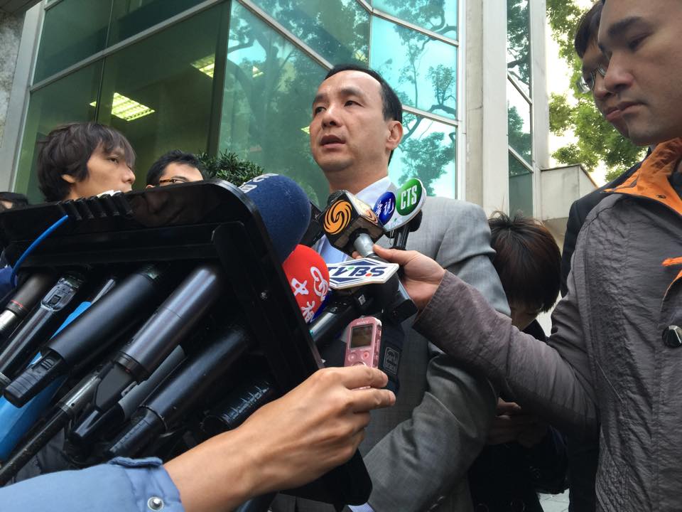 國民黨總統候選人朱立倫8日指出，有些政黨長期汙名化公務員，讓公務員的士氣受打擊。圖：劉奕霆/攝