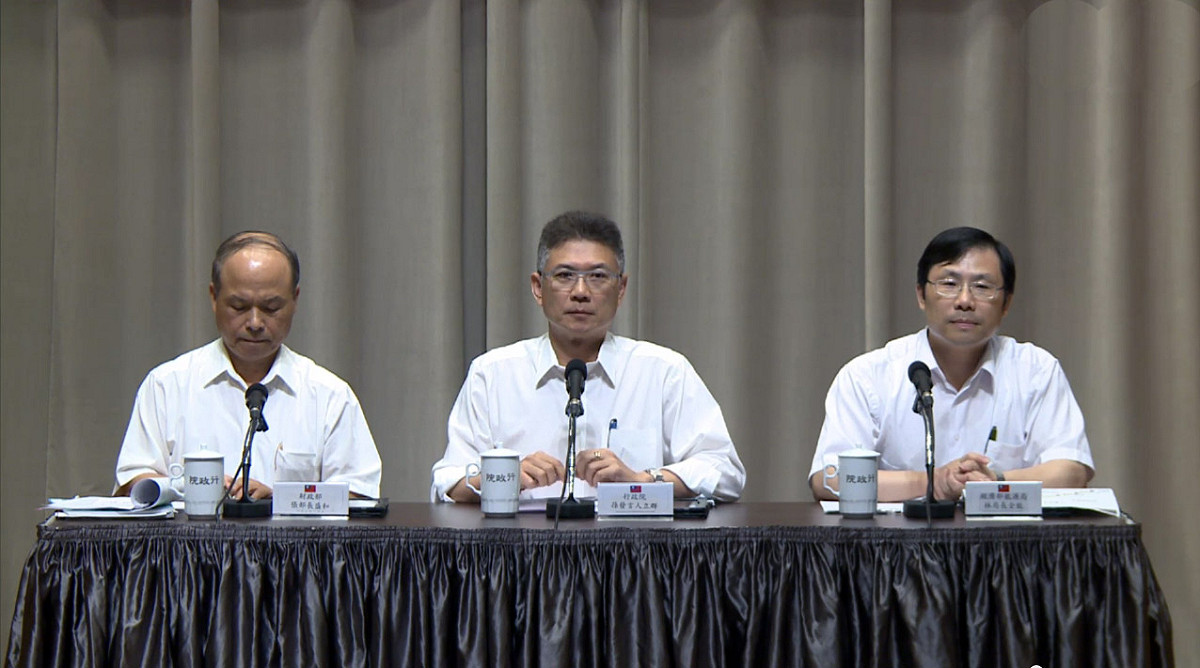 行政院發言人孫立群(中)23日反駁外界批評幫助苗栗財政，是為了選票的說法。圖：翁嫆琄/攝