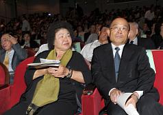 民進黨主席蘇貞昌（前右起）、高雄市長陳菊，10日晚在台北，出席前台獨聯盟主席黃昭堂逝世週年紀念音樂會。圖片來源：中央社