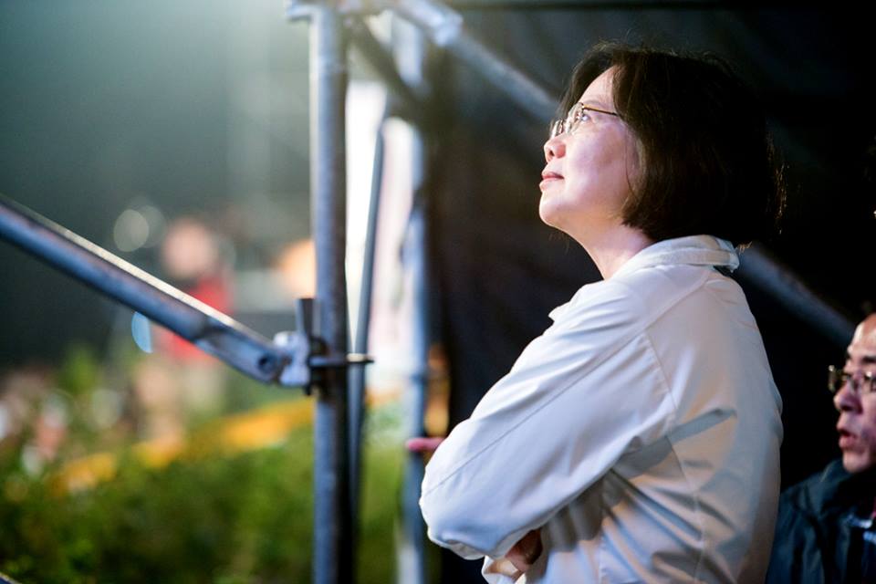 蔡英文目前就像是田徑跑道上遙遙領先的跑者，但不確定，前面的道路會不會突然出現坍塌或跌倒。圖：翻攝自蔡英文臉書