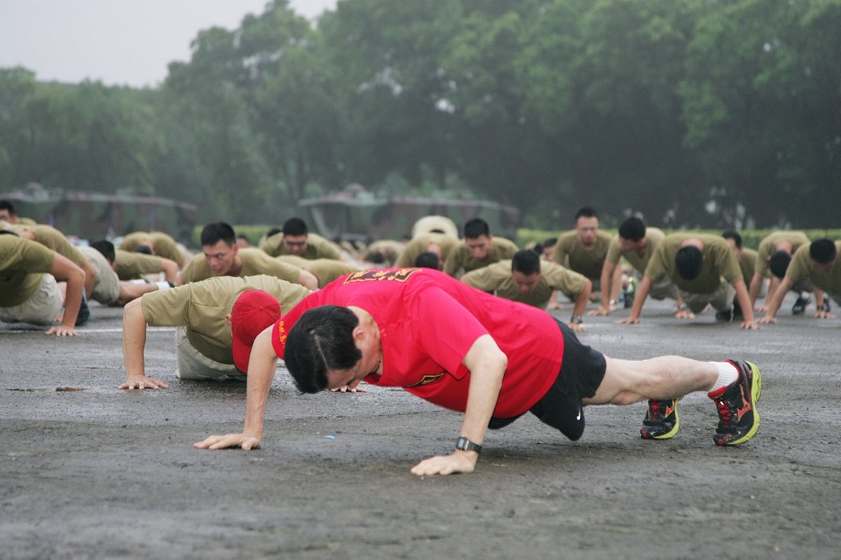 總統馬英九再度做了伏地挺身，大秀體能。圖：軍聞社提供