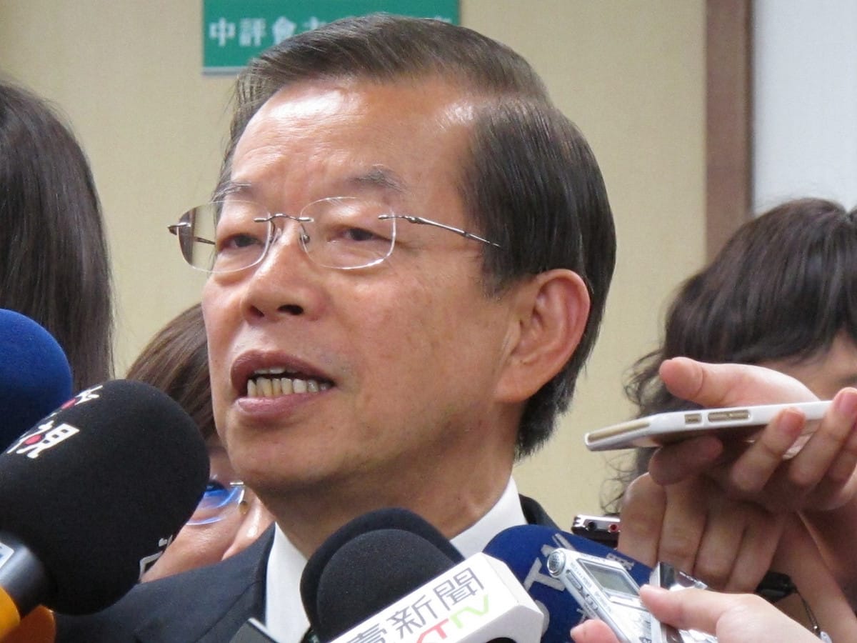 對於洪秀柱參選國民黨總統初選，前行政院長謝長廷27日在中常會後受訪表示「有時候石頭還沒磨之前，你不知道它是玉」。圖：林朝億/攝