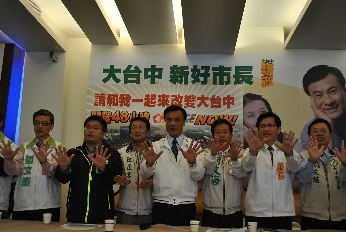選戰進入最後階段，民進黨大台中市長參選人蘇嘉全呼籲支持者，1人拉10人，10人拉100人，打電話、傳簡訊希望台中有機會改變。圖片：金天晴攝