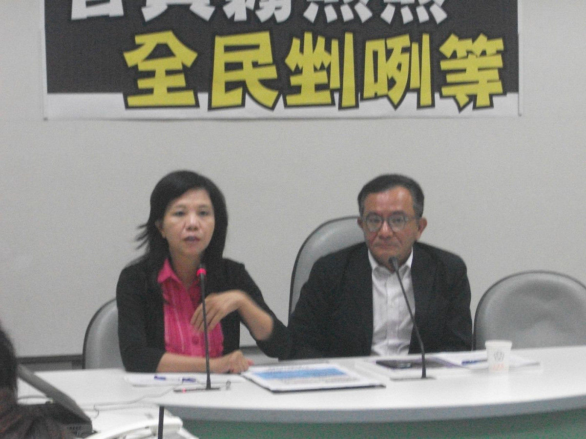 針對服貿協議辯論，總統府昨日表示，接受民進黨拒絕四報一社、在場媒體不得提問的2項條件，且呼籲民進黨主席蘇貞昌「不要再創造其他門檻」，對此，民進黨團幹事長高志鵬(右)今（26）日表示，這和先前馬蔡ECFA辯論的條件、情況相同。圖：涂鉅旻/攝