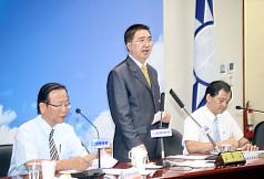 針對民進黨團預計今（17）日立院開議時，要杯葛行政院長江宜樺的作法，國民黨政策委員會執行長林鴻池（中）昨天表示，若製造國會亂象，人民自有公斷。圖：中央社資料照片