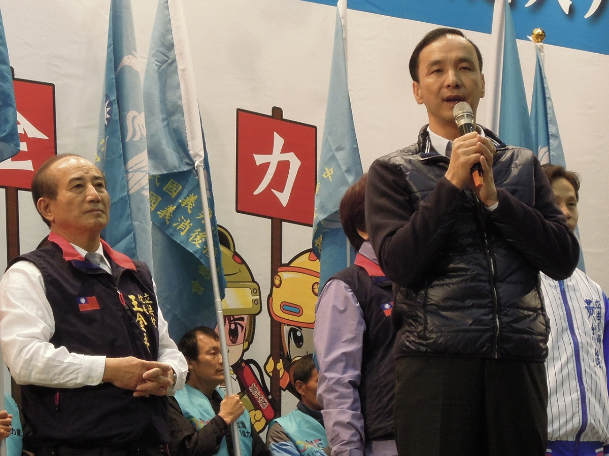 國民黨總統候選人朱立倫16日受訪時表示，從21日到30日任何一個晚上，只要民進黨總統候選人蔡英文方便，都可以安排2場總統和1場副總統辯論。圖：邱珮文/攝