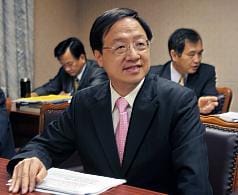 內政部長江宜樺（前）20日在立法院表示，兩岸未來若要簽署和平協議並交付人民公投，人民發起連署較困難，依照現行公投法規定類似複決公投，透過國會較有可能。圖片來源：中央社