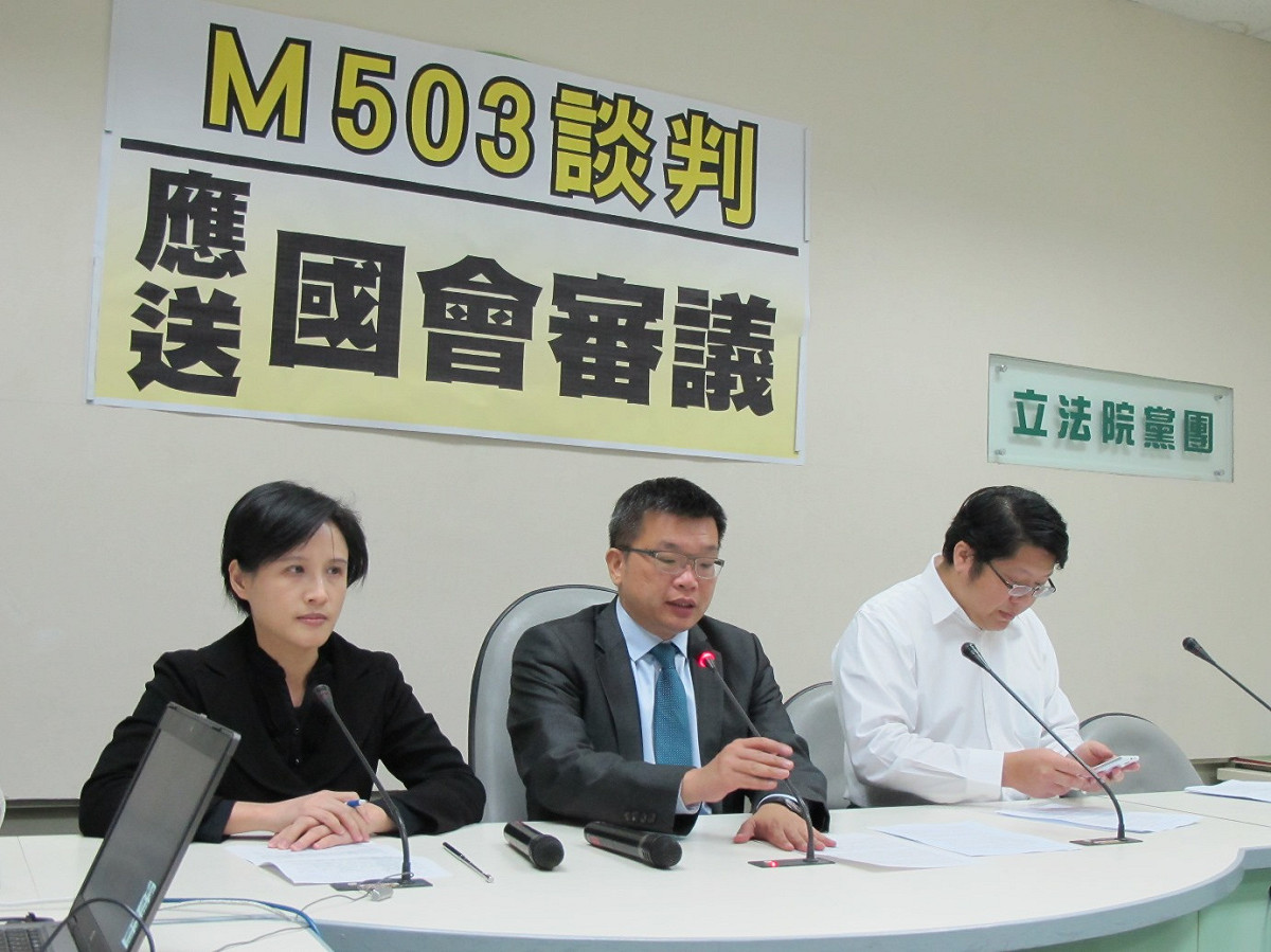 經民連召集人賴中強25日拜會民進黨團，並與黨團幹事長蔡其昌、立委鄭麗君召開記者會。圖：林朝億/攝