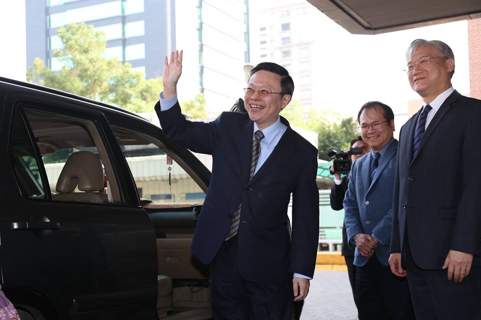 陸委會今(17)天舉行卸、新任主委交接典禮。圖為新任主委夏立言為卸任主委王郁琦送行。圖：林雨佑/攝