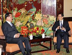 國民黨榮譽主席連戰（左）與中共總書記胡錦濤（右）於當地時間11日在夏威夷會面，雙方共同宣示支持九二共識。圖片來源：中央社