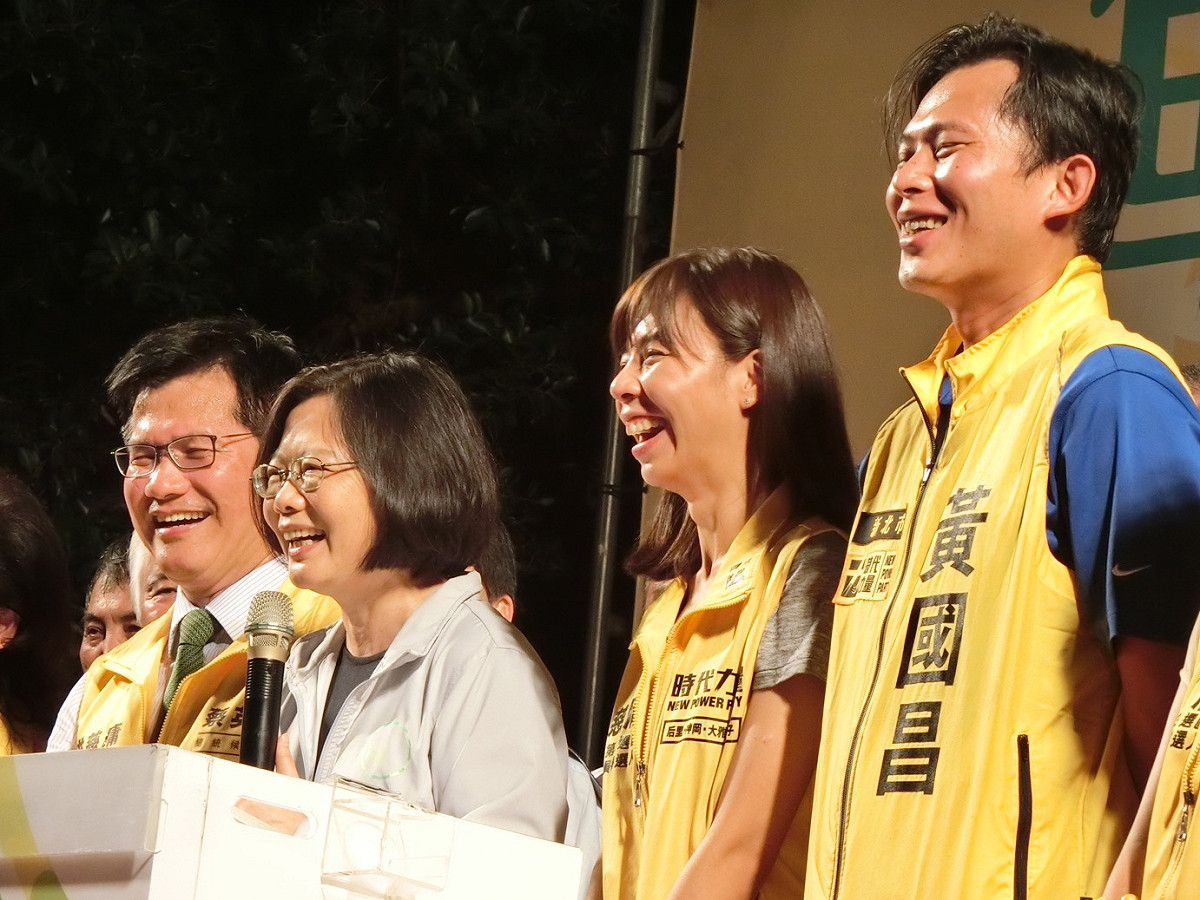 民進黨總統參選人蔡英文8日為洪慈庸站台，台中市長林佳龍、時代力量黨主席黃國昌也到場支持。圖：楊淳卉/攝
