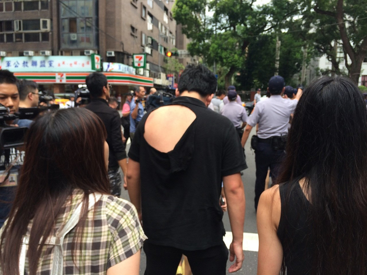 與警方激烈拉扯後，島國前進成員衣服遭扯破。圖：符芳碩/攝