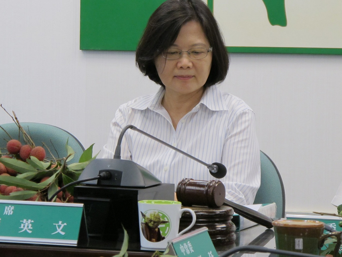 民進黨中常會，主席蔡英文的座位前放的一個尤達大師的杯子。圖：林朝億/攝