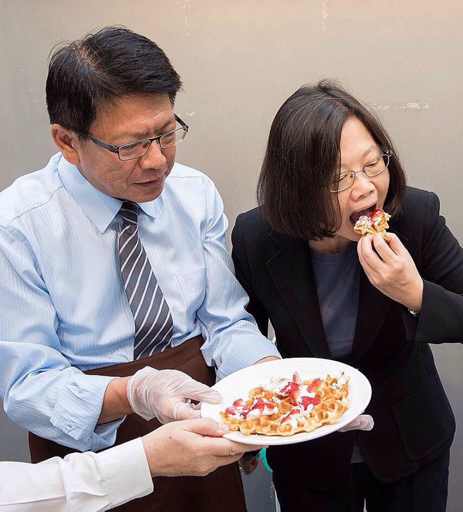 蔡英文24日說，「潘孟安縣長親手作的草莓鬆餅，要大口吃才過癮！」圖：蔡英文臉書