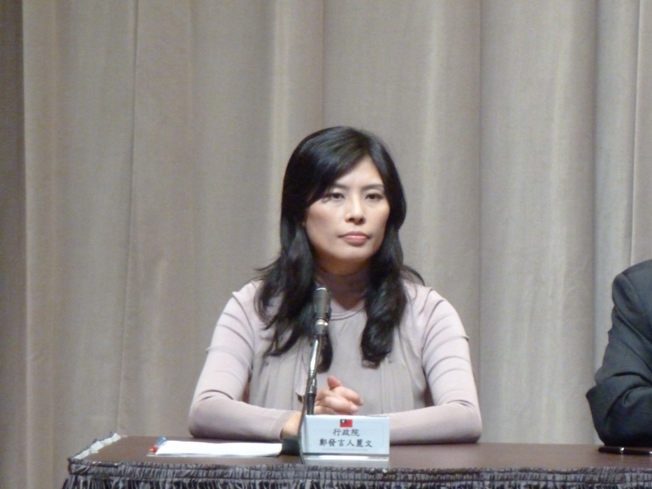 民進黨預計在明年1月13日舉行遊行活動，政院發言人鄭麗文今(27)日轉述行政院長陳冲在行政院會中的談話表示，社會各界對於政府施政有任何指教，都希望能回歸體制做理性討論，聚眾上街頭，並非民主常態。圖：謝莉慧/攝