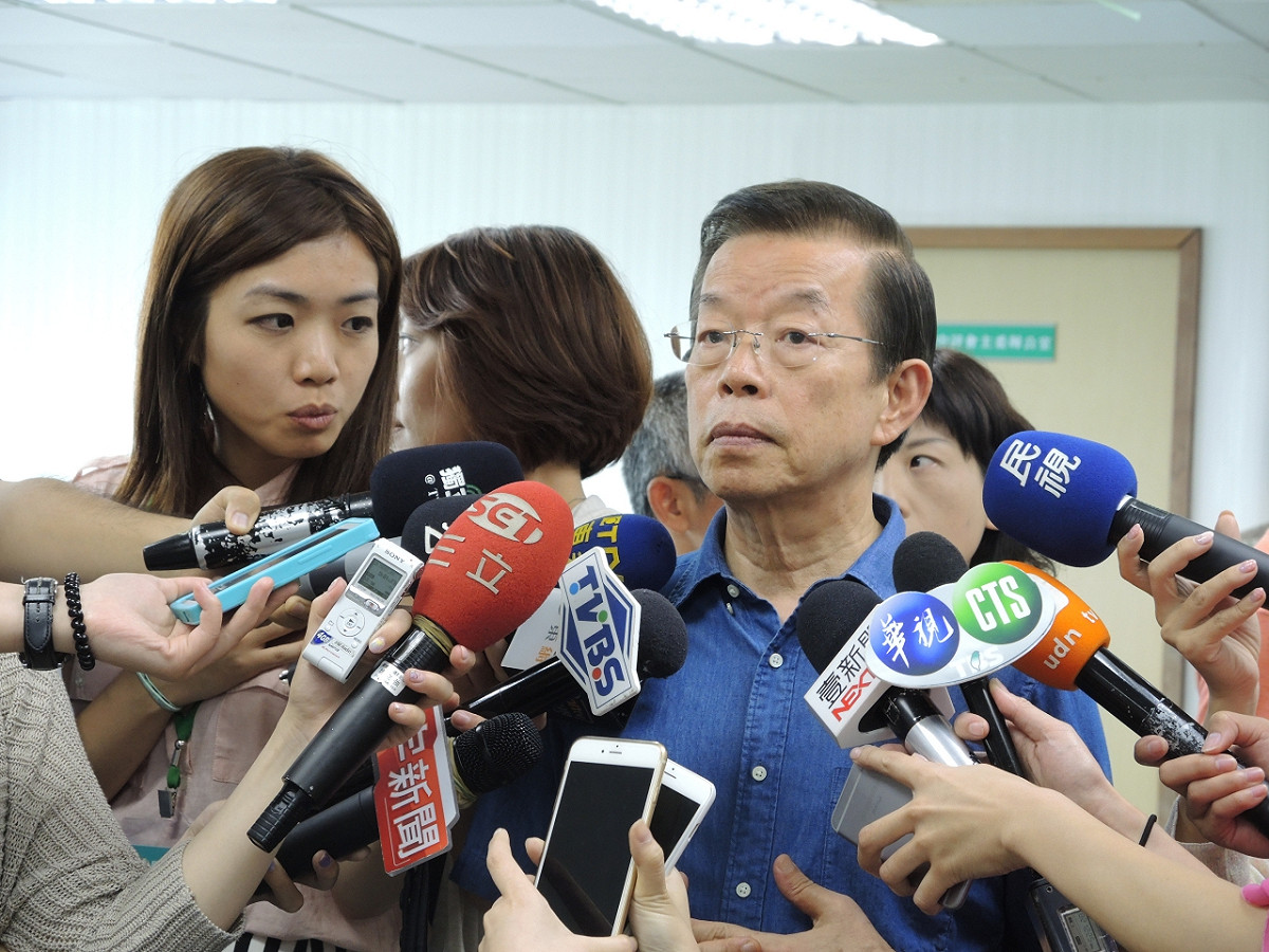 週刊報導民進黨可能推出蔡賴配，前行政院長謝長廷受訪表示，談這還太早了吧。圖：符芳碩/攝