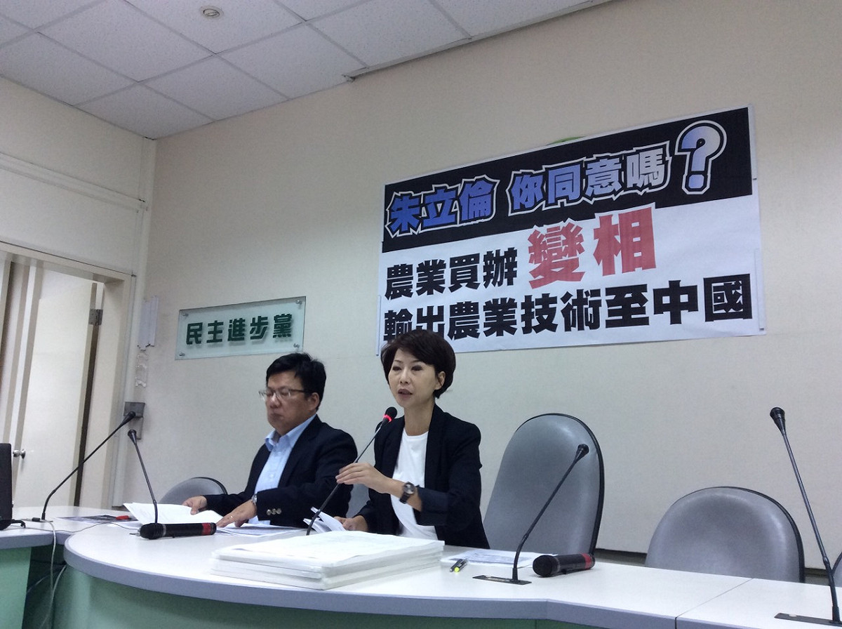 民進黨立院黨團14日召開記者會，爆料由國民黨總統候選人朱立倫岳父高育仁發起的「台灣21世紀基金會」，自2012年起主導「兩岸農業技術計畫」，21世紀基金會還與中國簽訂農業合約。圖：楊淳卉/攝
