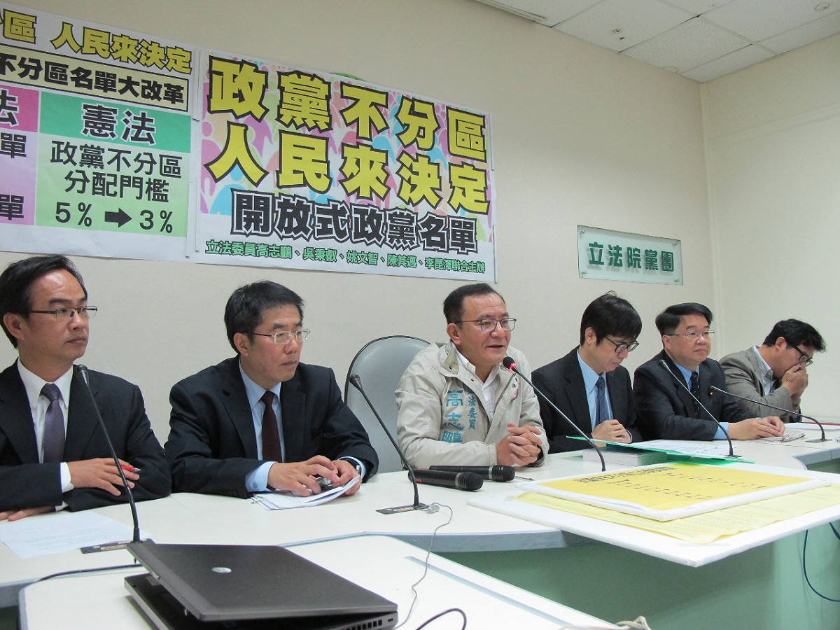 民進黨立委李昆澤、黃偉哲、高志鵬、陳其邁、吳秉叡、姚文智（由左到右）一字排開舉行記者會。圖：林朝億/攝