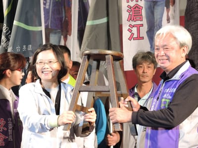筆者認為，這次金門立委選戰，看似民進黨提名的陳滄江有機會勝出，不如解讀陳氏宗親力挺的陳滄江贏面較大，更為恰當。圖為民進黨主席蔡英文12月3日為陳滄江助選、站台。圖：中央社資料照片