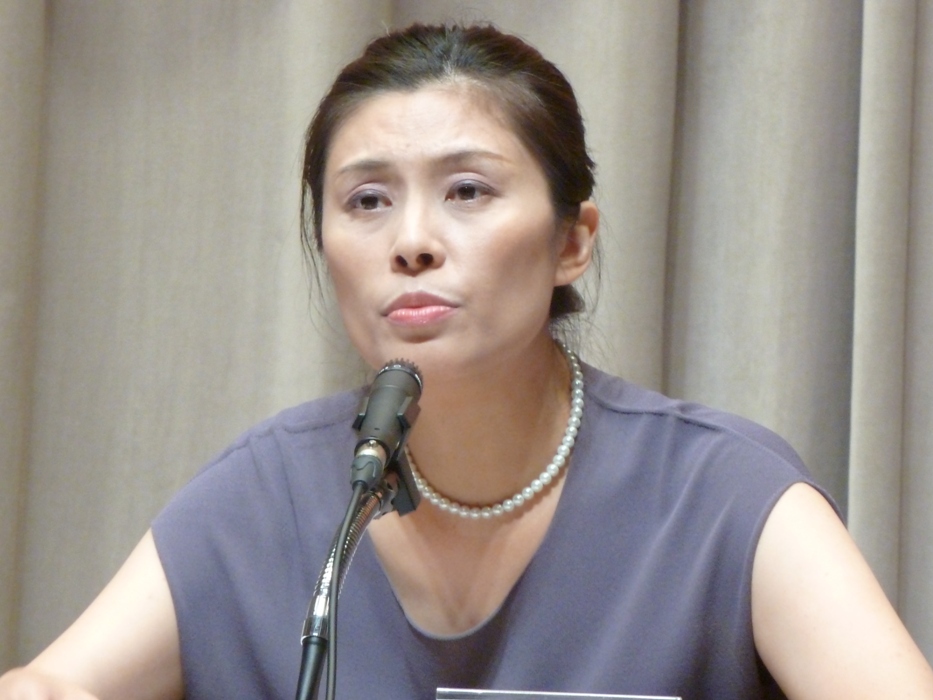 行政院發言人鄭麗文25日在院會後記者會中轉述江宜樺的指示表示，針對陸軍下士洪仲丘案，責成政務委員羅瑩雪成立專案小組，並指示政務委員林政則予以協助，以督導國防部進行制度檢討改革。圖：謝莉慧/攝