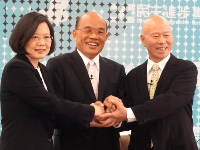 民進黨16日完成第3場總統政見發表會，蔡英文以罕見的感性語言表達對民進黨團結和諧的當家期待，更以民進黨內崛起的新貴派贏得聽眾們的熱烈掌聲。圖片：王鼎鈞攝