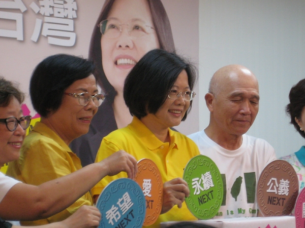 民進黨總統參選人蔡英文於15日發起「小額募款、改變台灣」活動，支持者將象徵關懷、公義、永續、愛與希望的「銅板」，投入民進黨總統候選人蔡英文手持的勸募箱。圖片：徐佳宜/攝