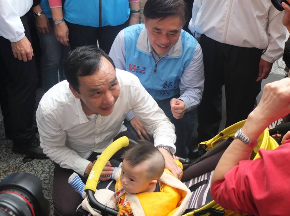 國民黨總統候選人朱立倫2日到基隆特別逗弄現場的小孩，但男童不太領情，差點哭出來。圖：翁嫆琄/攝