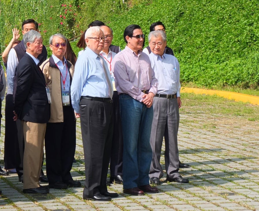 總統馬英九25日參訪台積電中科15廠，台積電董事長張忠謀也陪同參觀。圖：翁嫆琄/攝
