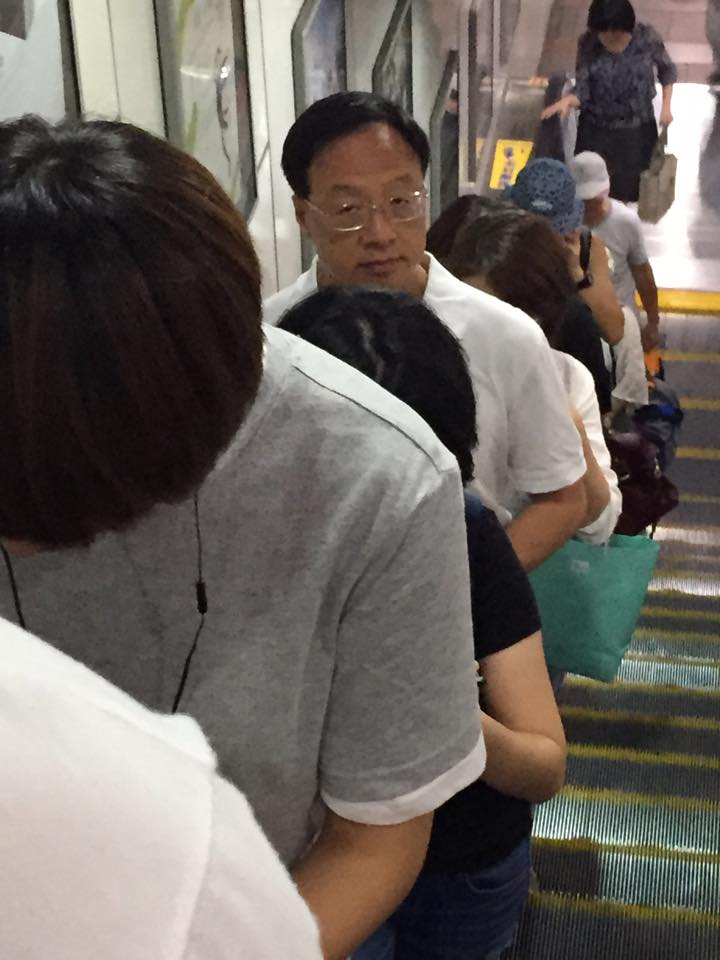 新頭殼記者5日中午直擊前閣揆江宜樺出現在捷運忠孝敦化站，但江獨自拎著公事包走出捷運站後便轉進巷內，不知去向。圖：劉奕霆/攝