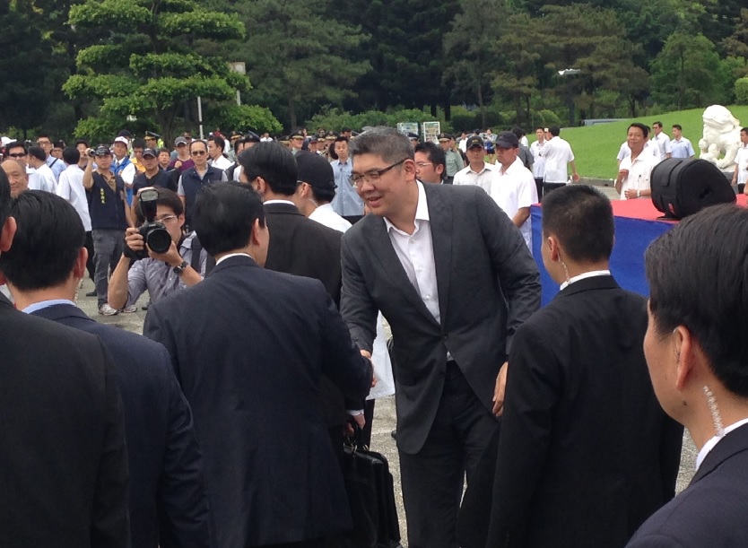自由廣場今(7)日上午舉行黃埔建軍90週年紀念活動，國民黨台北市長參選人連勝文和總統馬英九一同出席活動並主動趨前握手致意，連勝文受訪時表示，馬英九鼓勵他要加油、努力。　圖：劉奕霆/攝