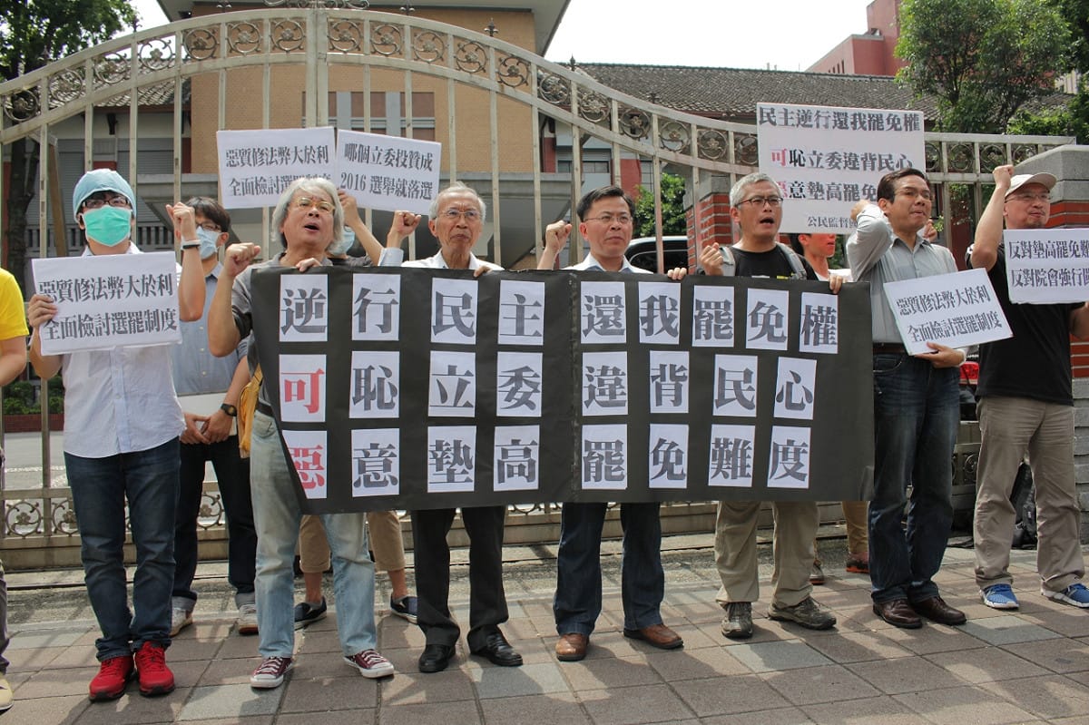 公督盟等團體代表今(12)天在立法院外高喊口號「逆行民主 還我罷免權」。圖：林雨佑/攝