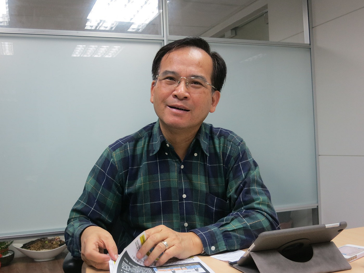 前台南縣長蘇煥智26日受訪認為，南鐵應該全線改高架化。圖2-1：林朝億/攝