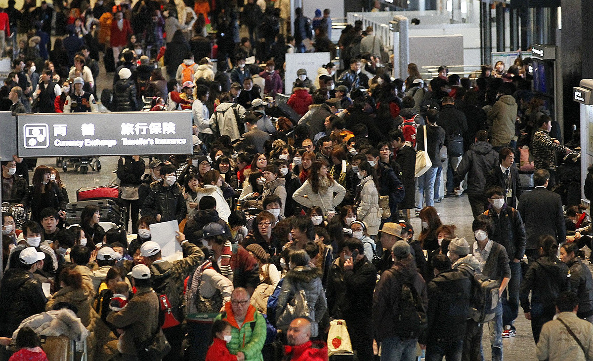 圖為日本福島核電廠輻射外洩後，不少民眾擠在成田機場，準備離開日本。而美國也在17日包機撤僑，將在日的美國公民撤往台灣跟韓國。圖片來源：達志影像/美聯社。