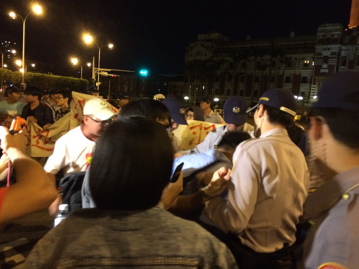 已有一名抗議民眾遭警方帶走。圖：楊淳卉/攝