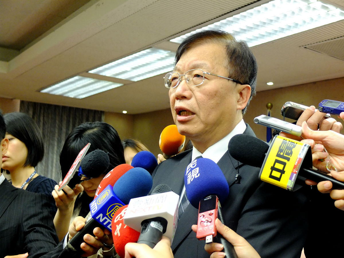 內政部長陳威仁今(7)日表示，若郭台銘要捐錢罷免，個人名義最多只能捐30萬，公司最多則能捐300萬。圖：翁嫆琄/攝。