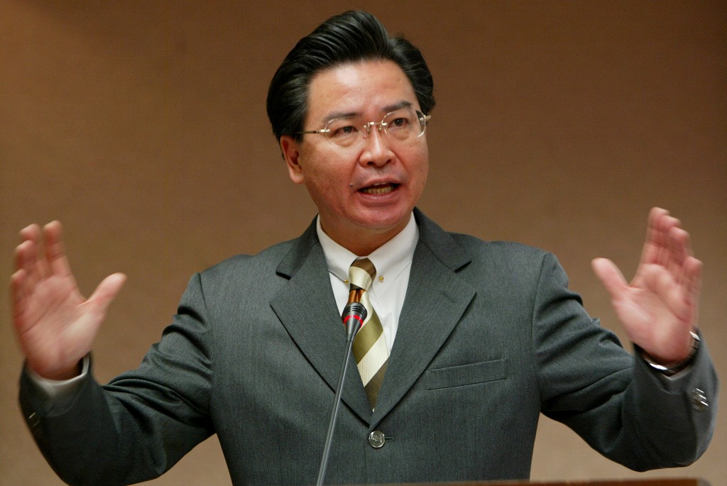 針對立法院20日將成立修憲委員會，民進黨秘書長吳釗燮明(19)天下午將前往國民黨中央黨部，與國民黨秘書長李四川商討憲改方向。圖：中央社資料照片