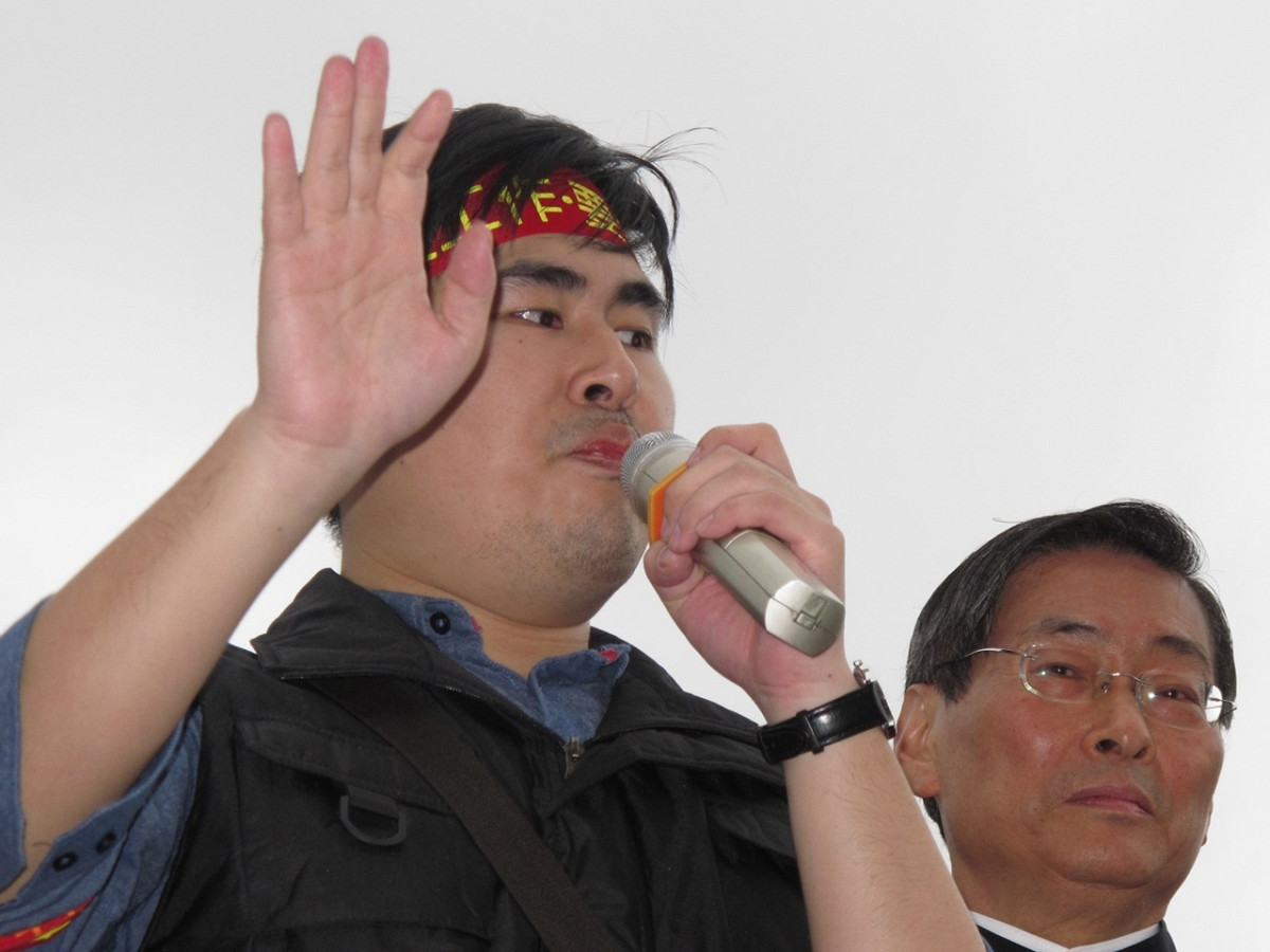 被反反服貿民眾叫成「王偉忠」的抗獨史陣線召集人、就讀政大研究所的學生代表王炳忠，站上宣傳車後先「正名」，告訴大家他叫「王炳忠」。圖:林朝億/攝