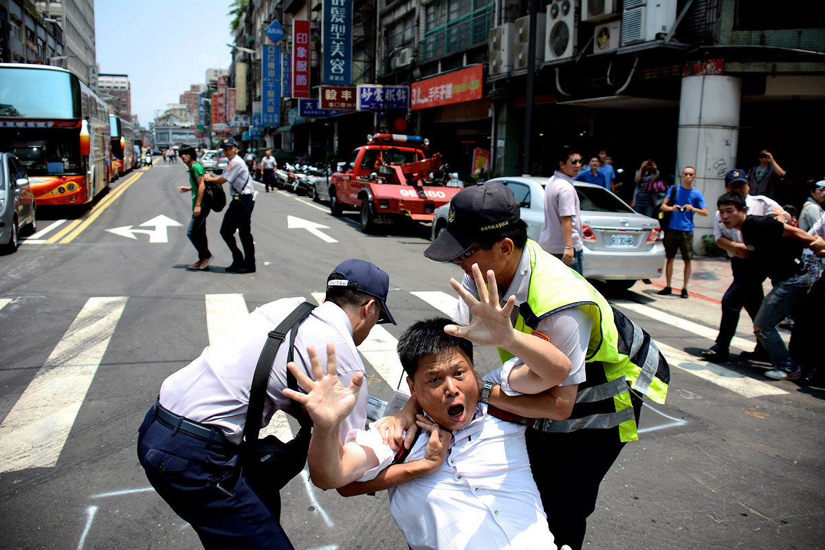 政治大學地政系教授徐世榮昨天因聲援大埔案，因穿越管制區就遭警方強力拖走。圖片來源：農陣臉書