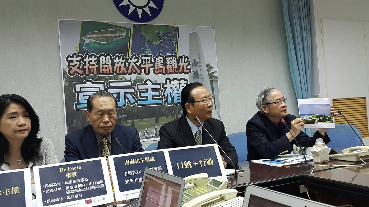 藍委林郁方(右1)3日批評，吳釗燮放話稱美將對台軍售有失身分。圖：符芳碩/攝