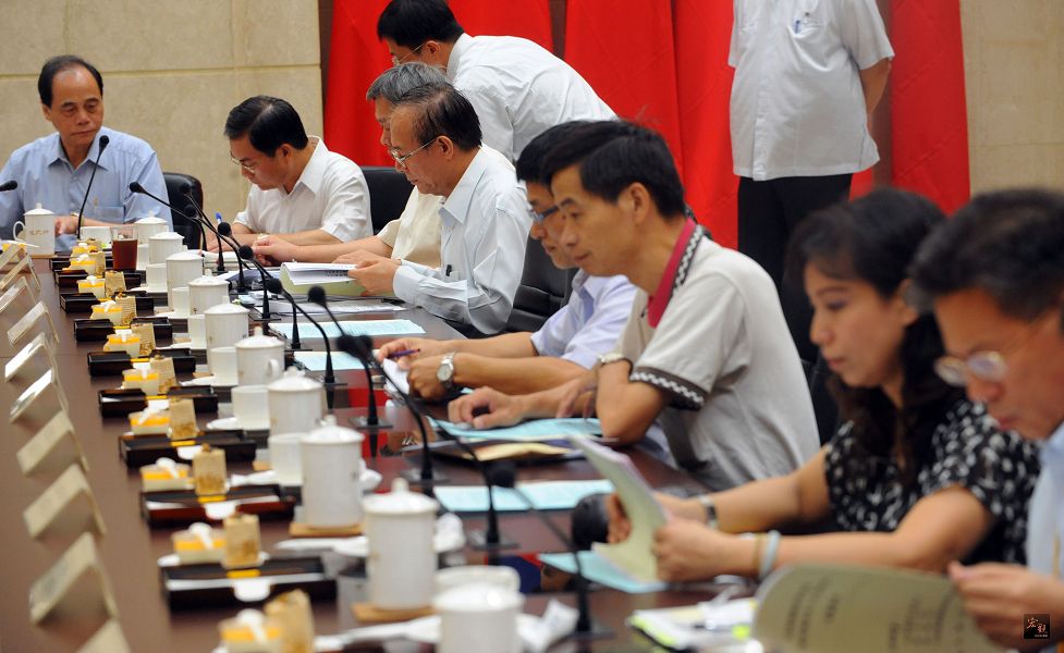 政府無法令依據就發放退休公務員年終獎金的自肥醜劇，引發勞工反彈。圖片來源：中央社資料照片。