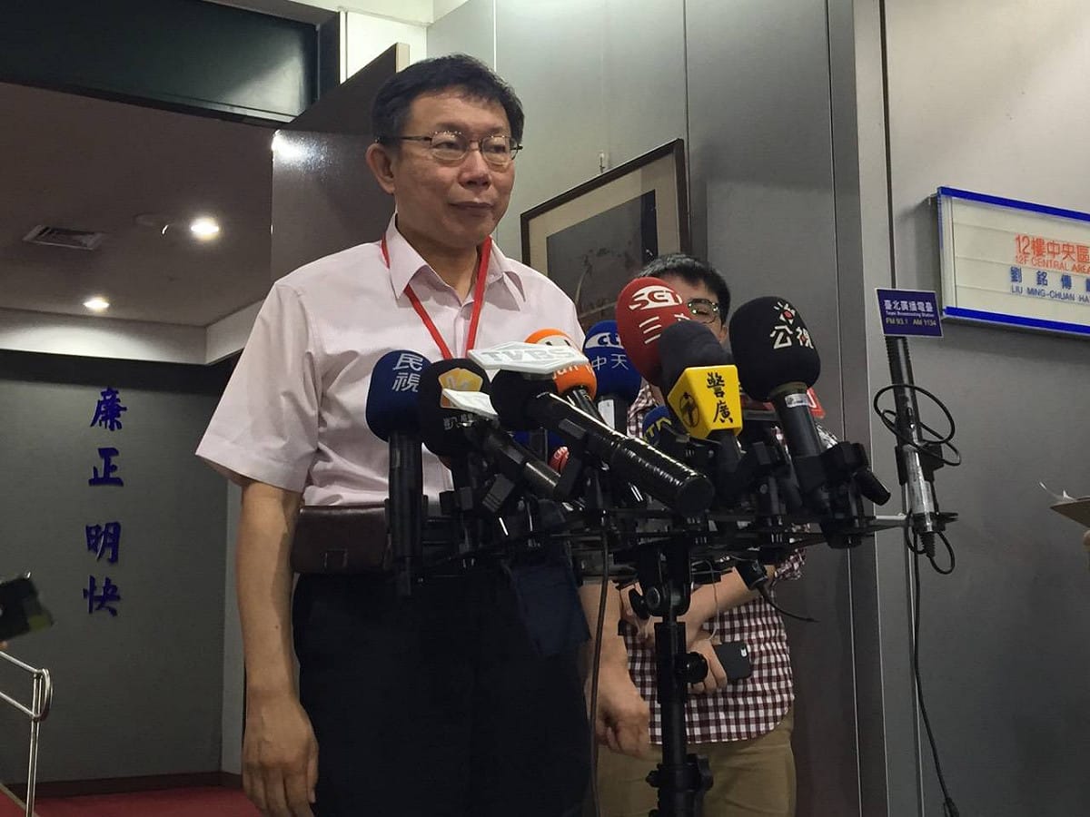 台北市長柯文哲5日上午在里長座談會前受訪。圖：劉奕霆/攝
